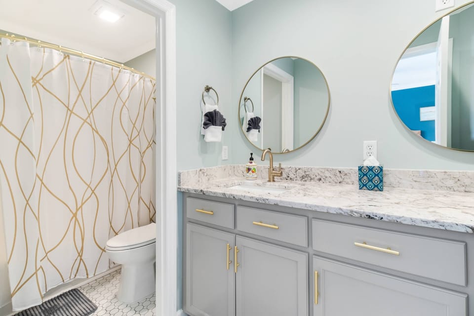 Bathroom with Tub/shower combo