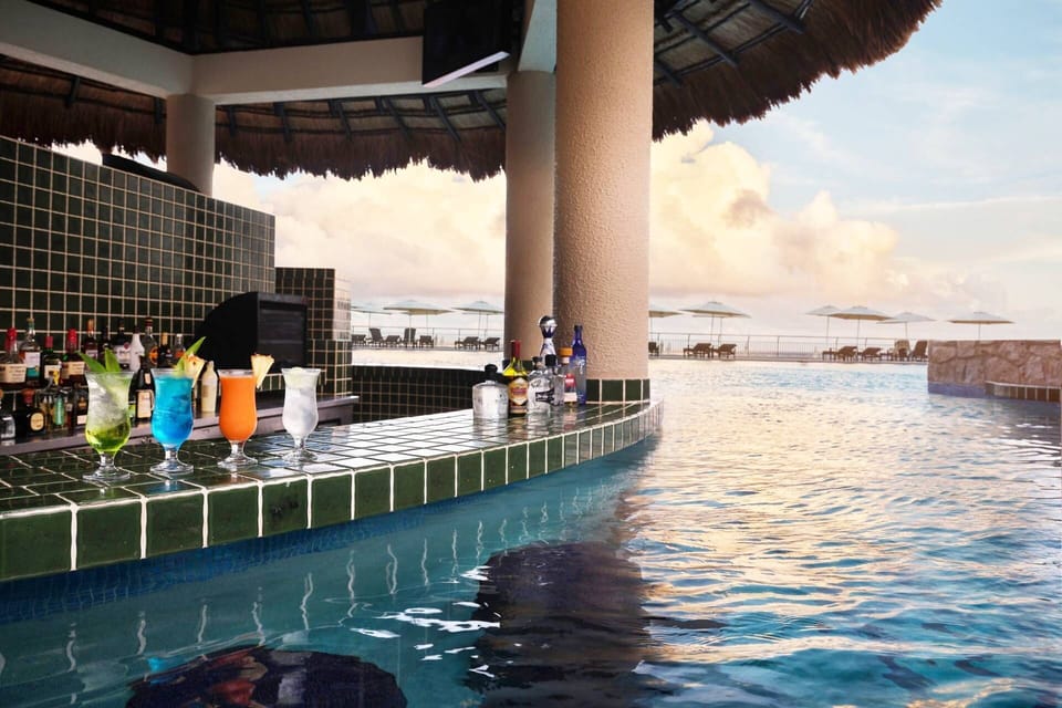 Swim-up Pool Bar