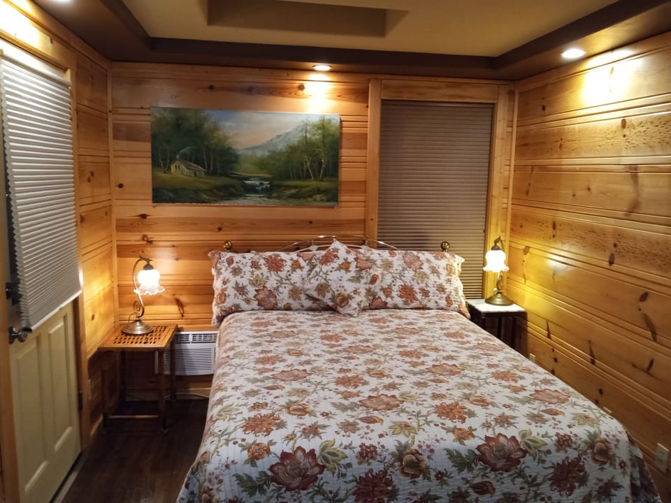 Deluxe Room, 1 Queen Bed, Balcony, Mountain View | 1 bedroom, soundproofing, iron/ironing board, free WiFi