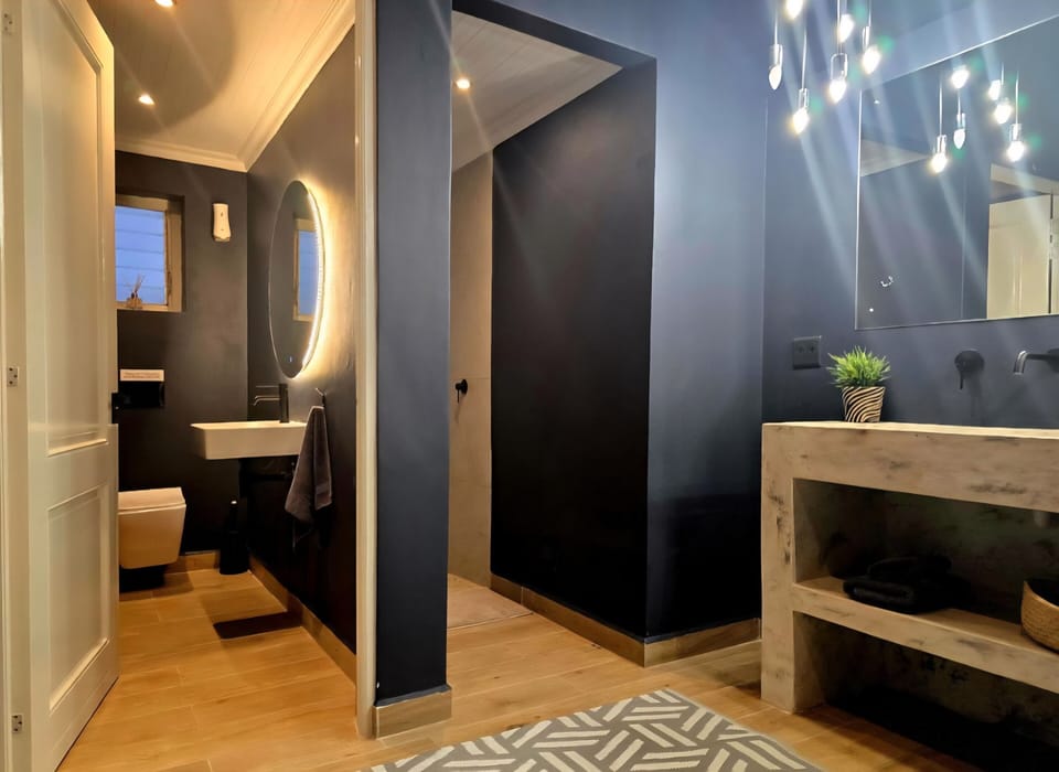 Romantic Room | Bathroom | Free toiletries, hair dryer, towels, soap