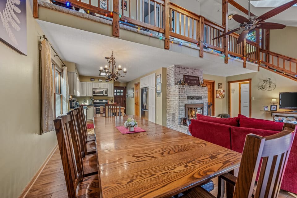 Dining area, 5 chairs and a bench on the other side
