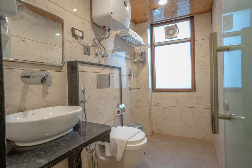 Shower, rainfall showerhead, free toiletries, hair dryer