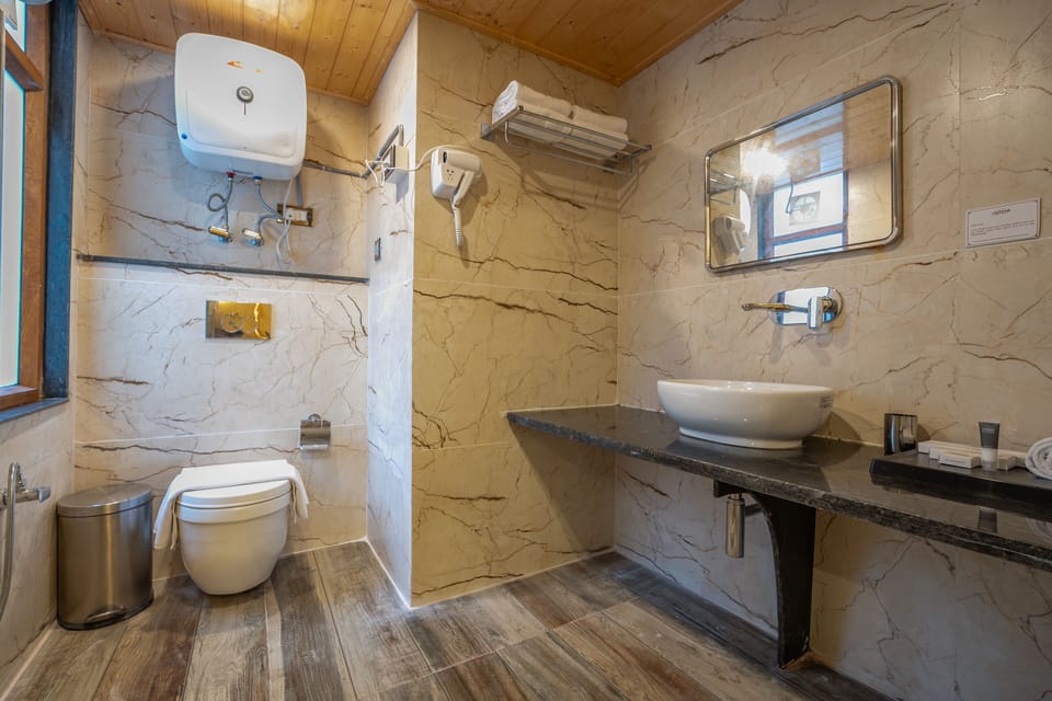 Premium Room | Bathroom | Shower, rainfall showerhead, free toiletries, hair dryer