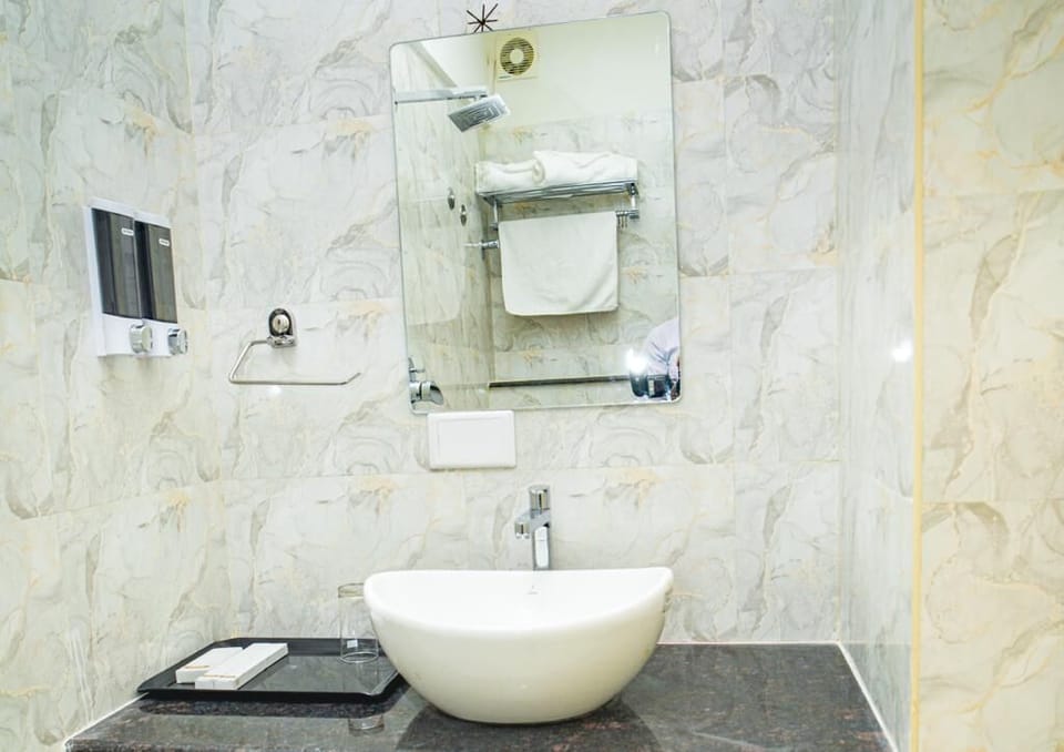 Superior Twin Room | Bathroom | Shower, free toiletries, bidet, towels