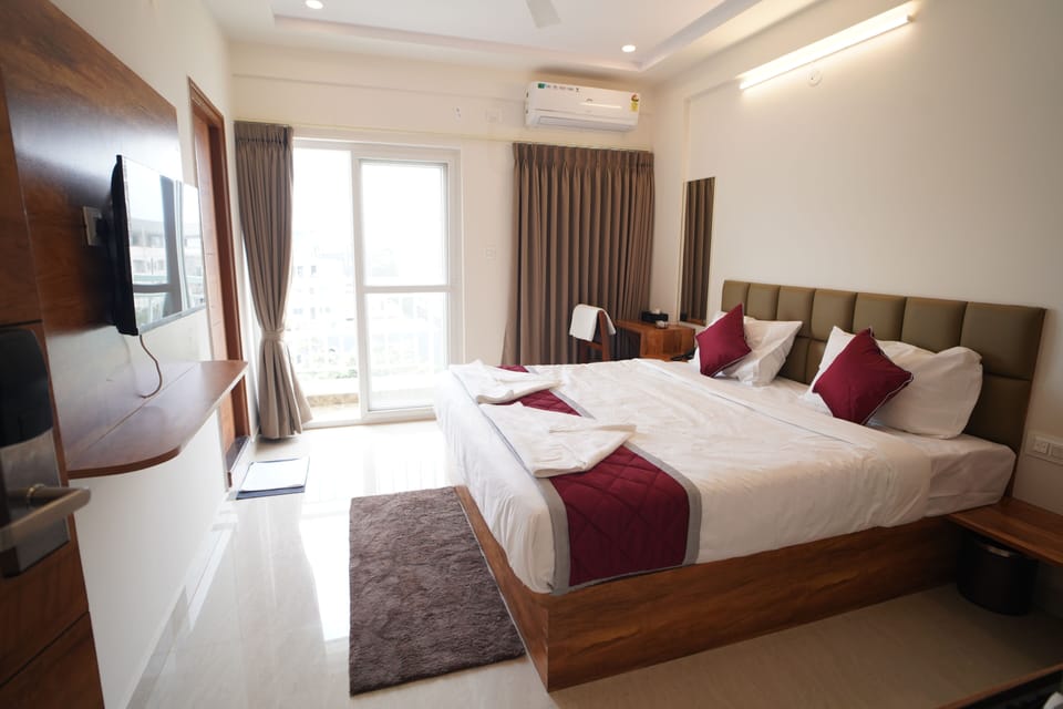 Deluxe Room | Minibar, desk, free WiFi