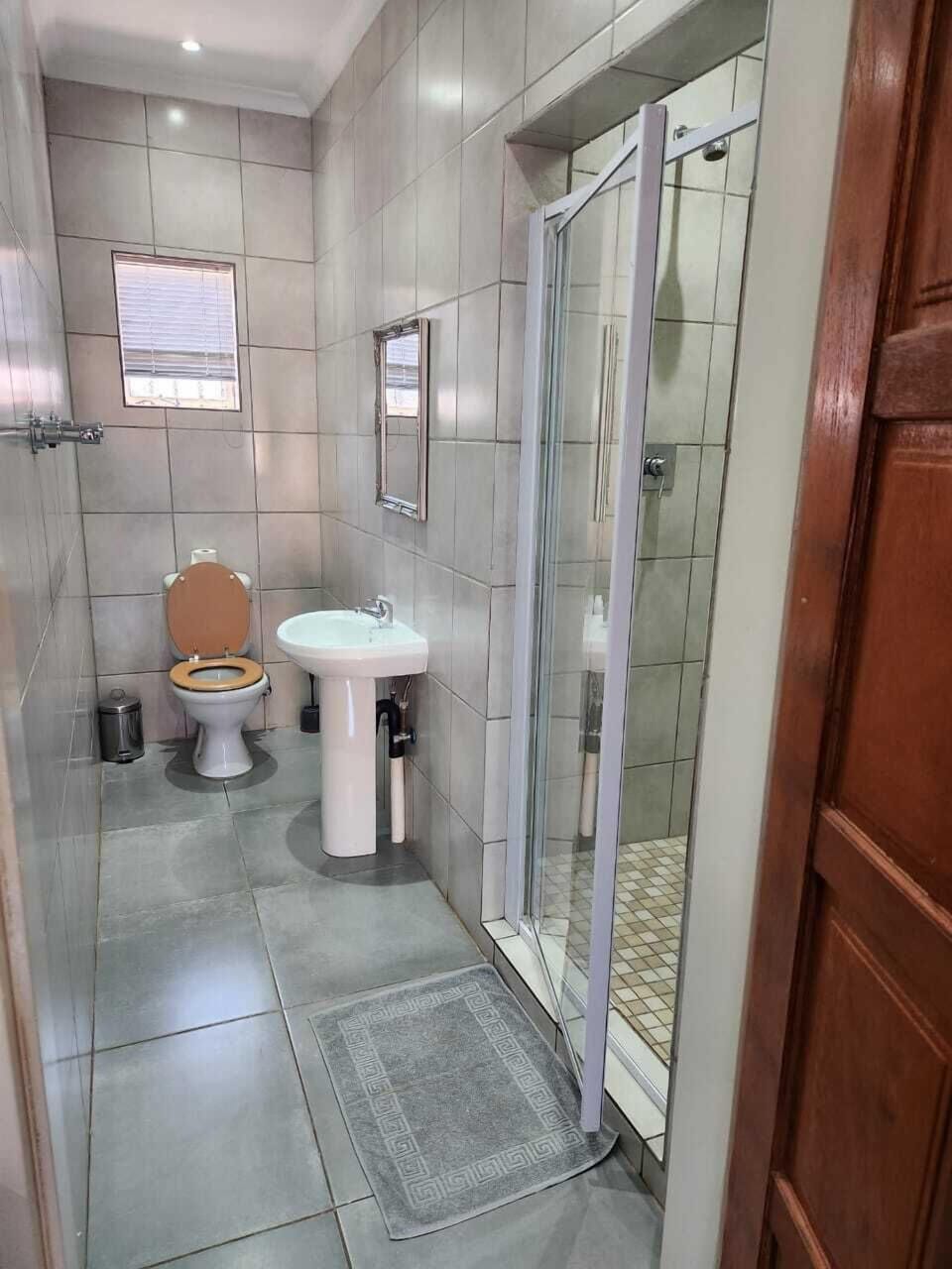 Economy Room | Bathroom | Shower, hydromassage showerhead, towels, soap
