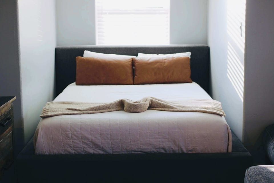 Full Bed w/TV in Room