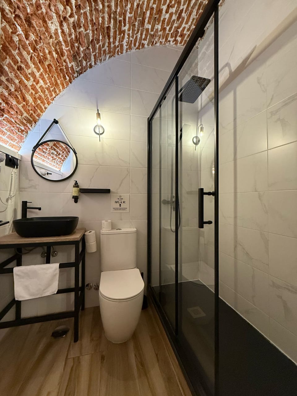 Family Room | Bathroom | Shower, free toiletries, hair dryer, towels