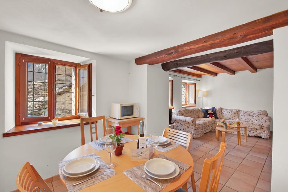 Standard Chalet, 2 Bedrooms, 2 Bathrooms, Mountainside (Rustico Esterina - Val Verzasca) | Dining