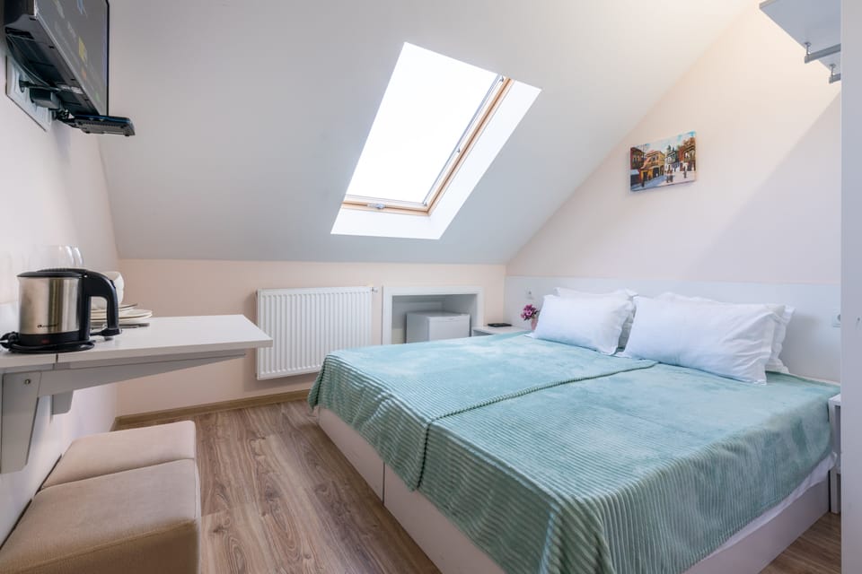 Iron/ironing board, free WiFi, bed sheets