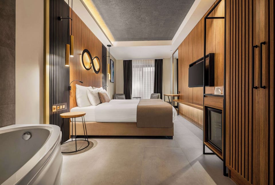 Deluxe Room, 1 King Bed | Minibar, in-room safe, desk, laptop workspace