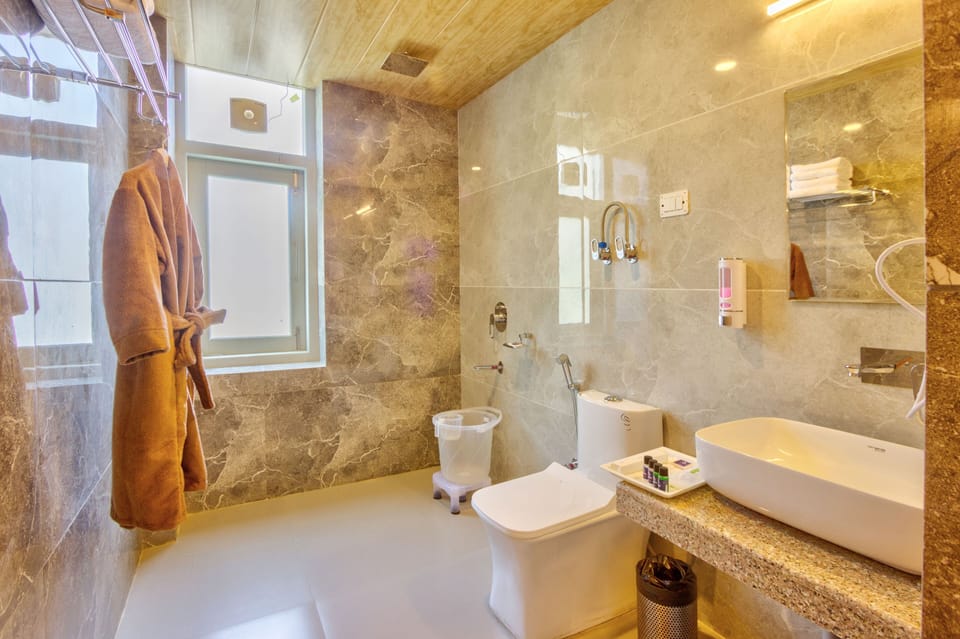 Luxury Room, Balcony, Mountain View | Bathroom | Shower, rainfall showerhead, free toiletries, hair dryer