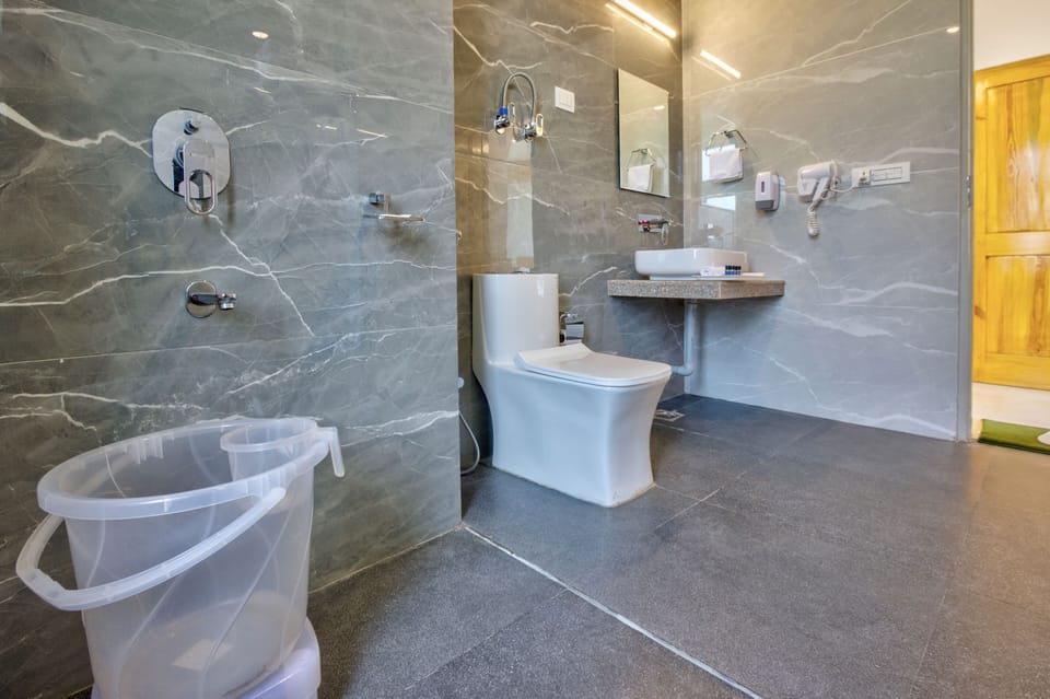 Shower, rainfall showerhead, free toiletries, hair dryer