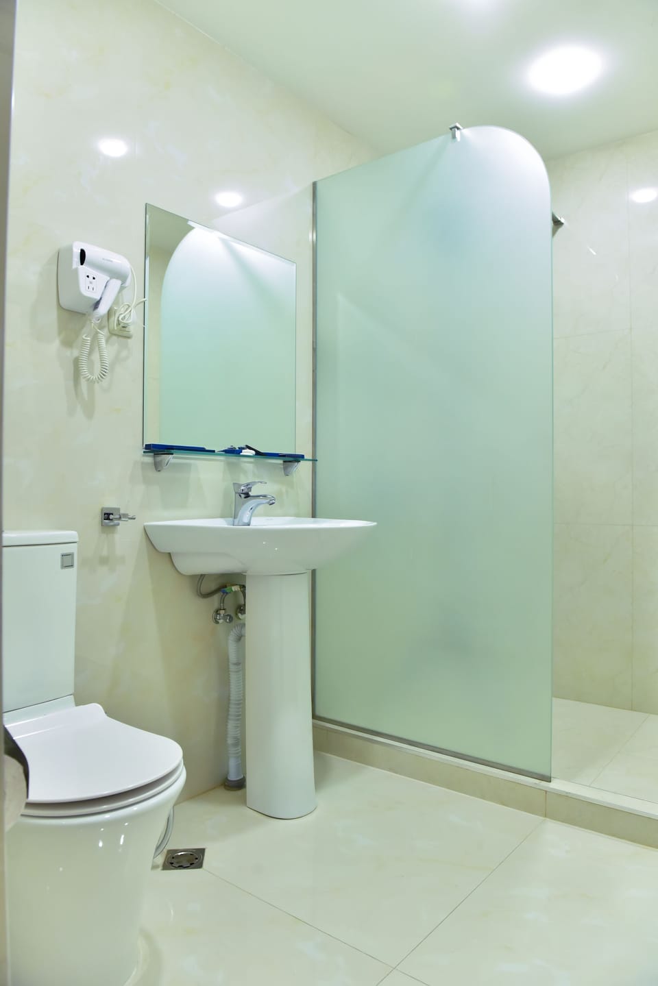Exclusive Suite | Bathroom | Combined shower/tub, free toiletries, hair dryer, bathrobes