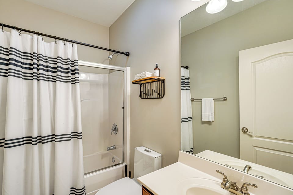 Boat Slip + Pool Access: Osage Beach Retreat Apartment in Osage Beach