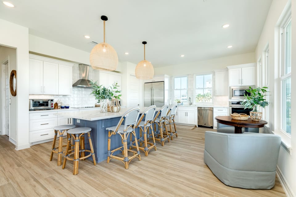 Additional seating for 6 at the breakfast bar