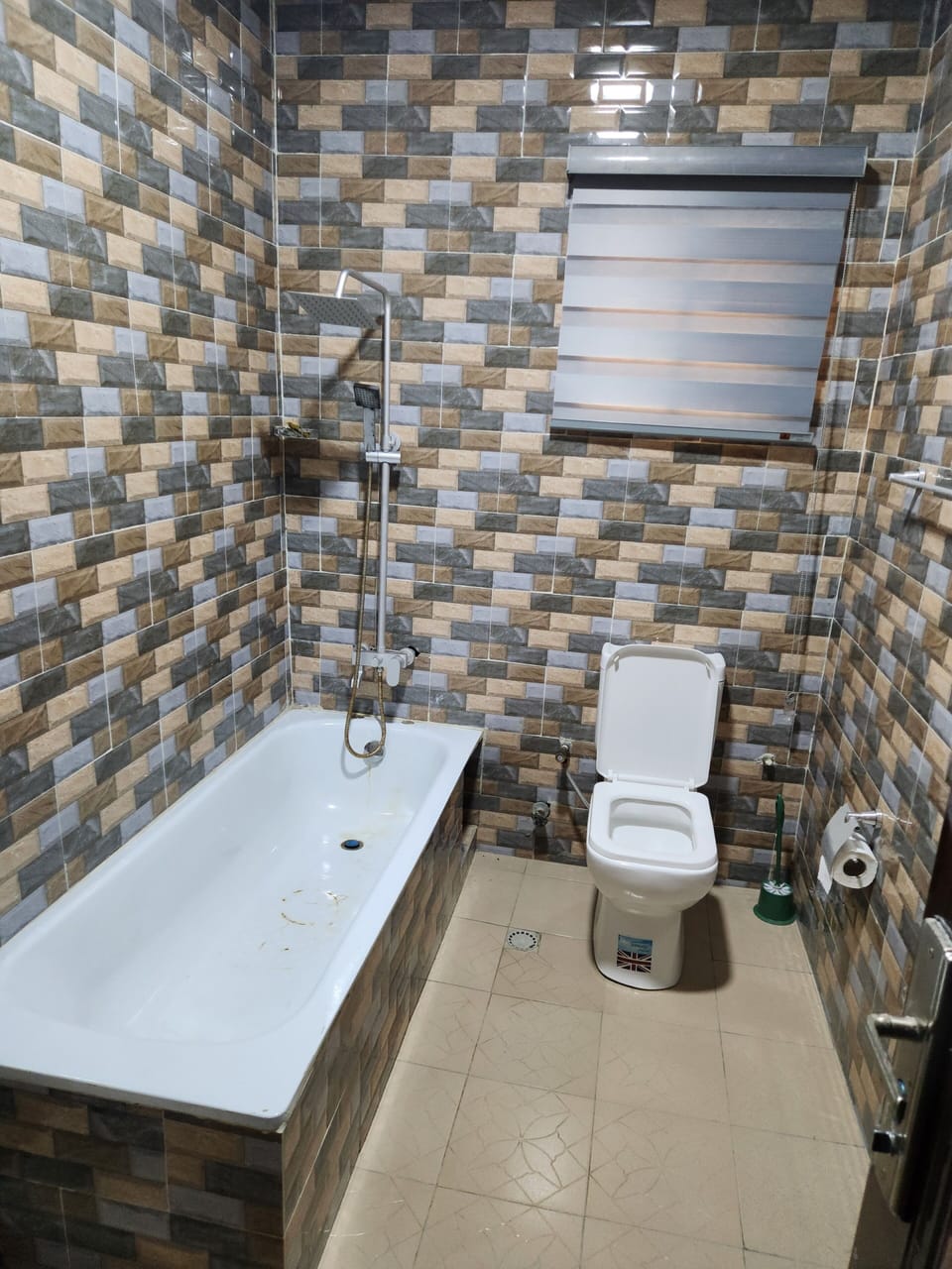 Shower, rainfall showerhead, free toiletries, towels