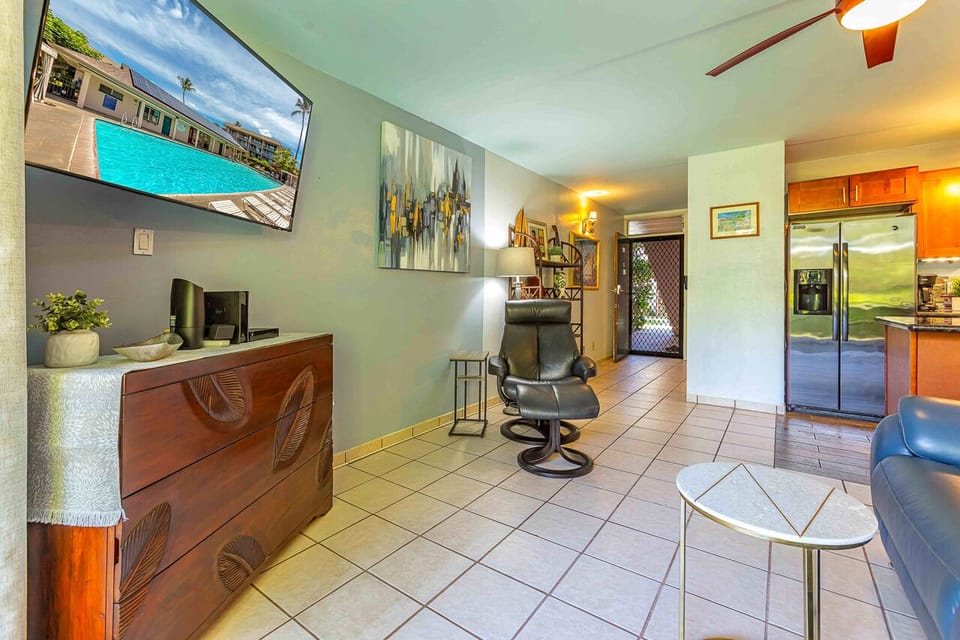 Lanai entry looking towards main entry