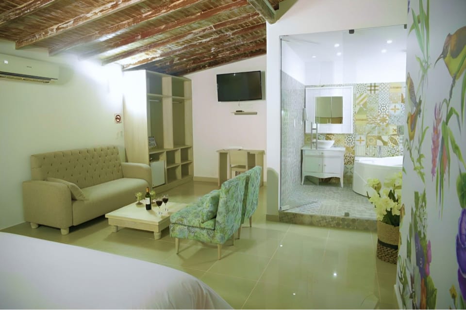 Deluxe Double Room, 1 King Bed | Premium bedding, down comforters, minibar, desk