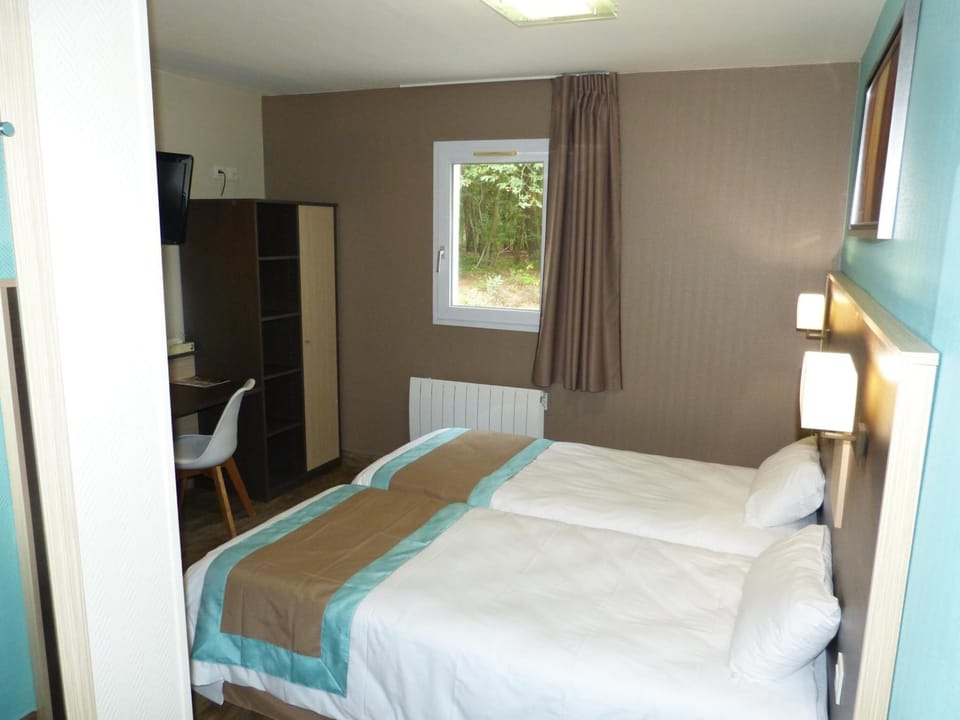 Desk, soundproofing, iron/ironing board, free WiFi