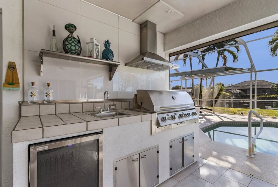 Outdoor kitchen & dining for effortless evenings
