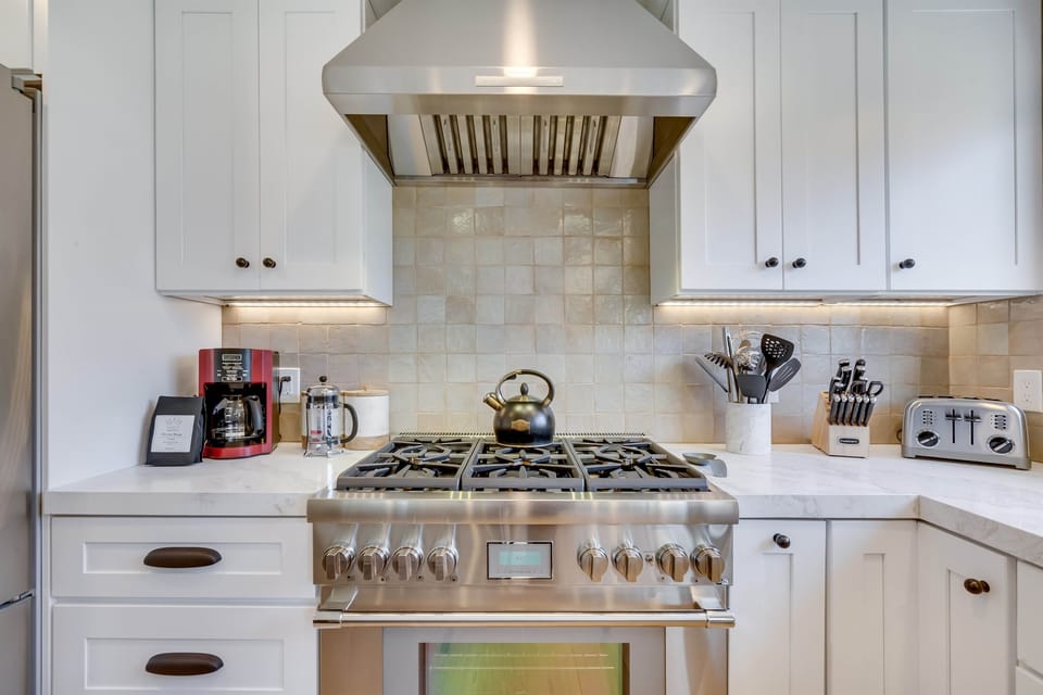 Chef's Kitchen with 6 burner Thermador Range