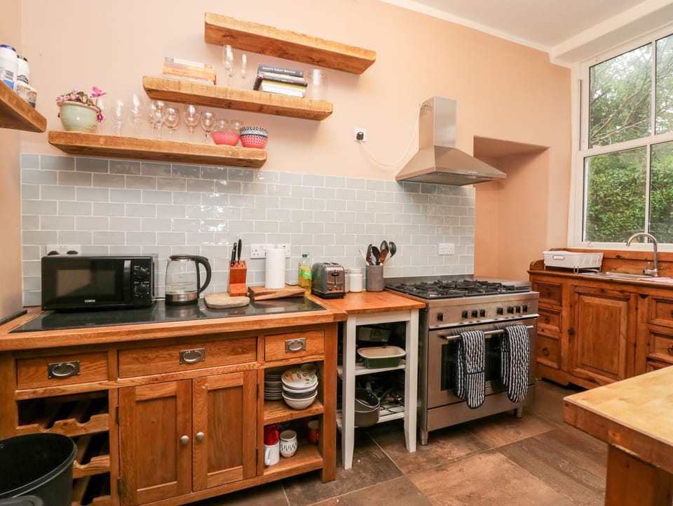 Fridge, dishwasher, electric kettle, toaster