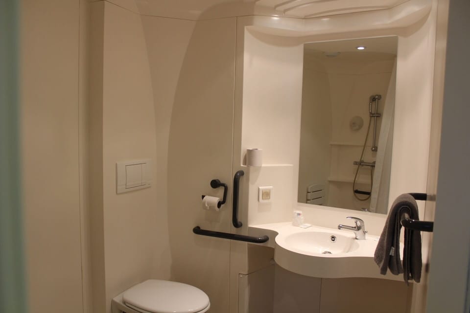Double Room | Bathroom | Free toiletries