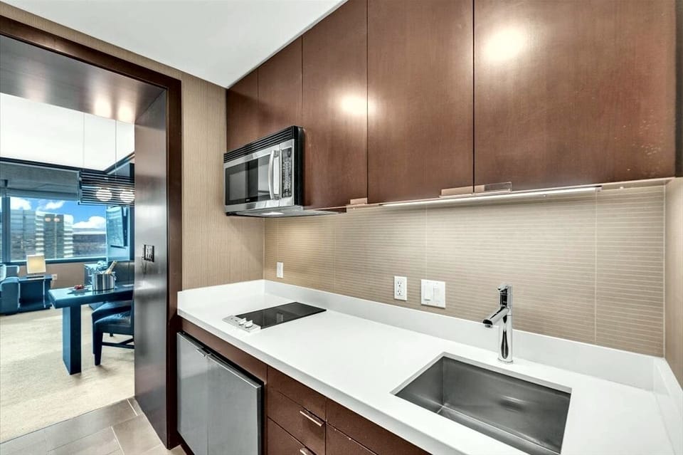 Premium Studio Suite | Private kitchen | Mini-fridge, microwave, cookware/dishes/utensils, spices