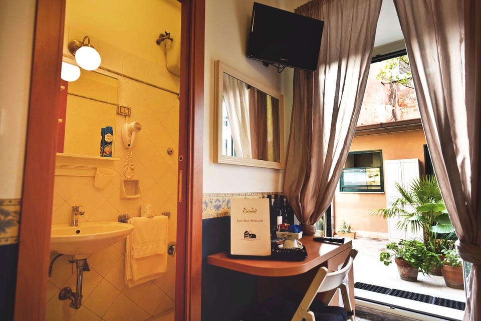Single Room | Minibar, in-room safe, individually decorated, individually furnished