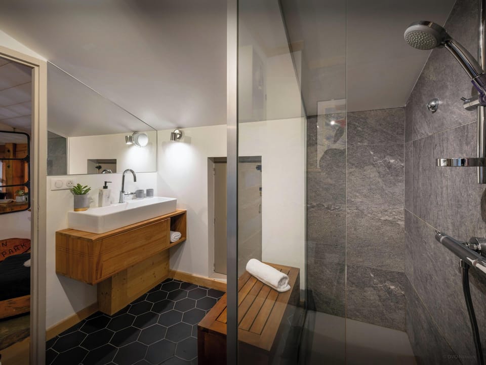 Shower room - floor +1