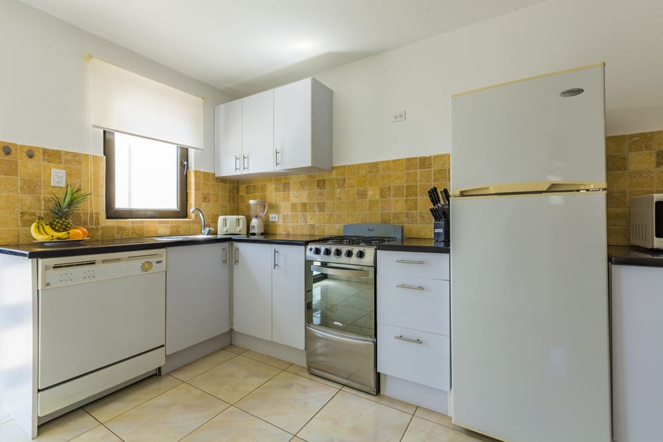Comfort Apartment, 2 Bedrooms, Poolside | Private kitchen | Fridge, microwave, oven, stovetop