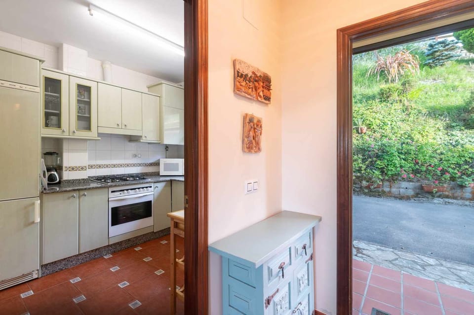 Facade/entrance,Kitchen or kitchenette