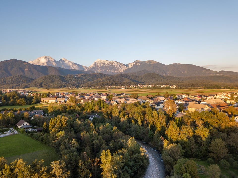Aerial view from the property. Kamniško Savinjske Alps are ony 4km away. It takes only 12min driving to the bottom station of the ski resort Krvavec.
