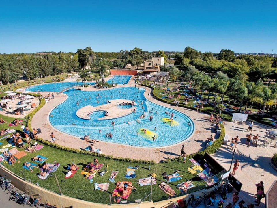 Sky, Nature, Tree, Outdoor Recreation, Leisure, Swimming Pool, Fun, Urban Design, Landscape, Summer