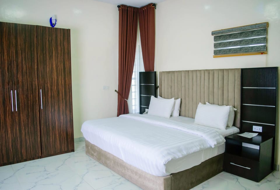 Desk, laptop workspace, soundproofing, free WiFi