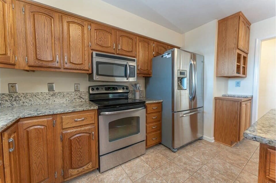 Fully Stocked Kitchen w/ Refrigerator, Dishwasher, Rand, Cooking Utensils, Barstools, and Much More