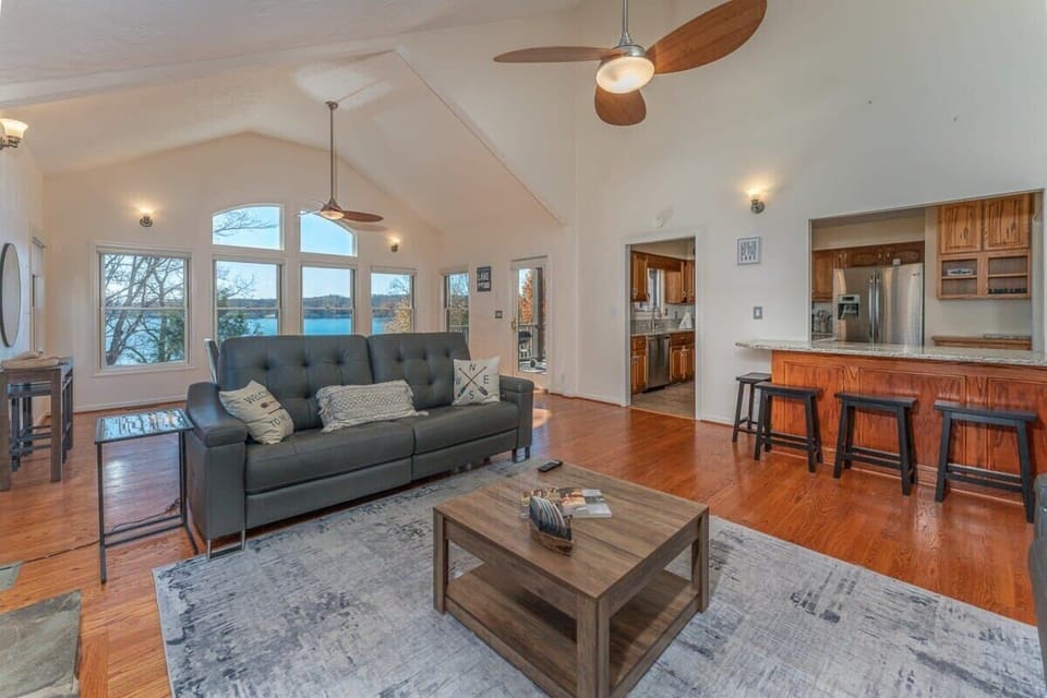 Large Living Area w/ Fireplace, Flat Screen TV, Comfy Seating, and Kitchen Barstools