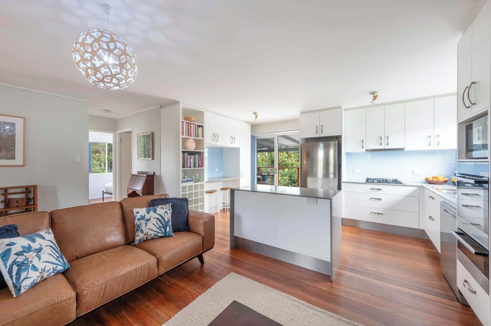 Captain's Haven - Yamba pet-friendly accommodation -  Air-conditioned open plan kitchen, living & dining