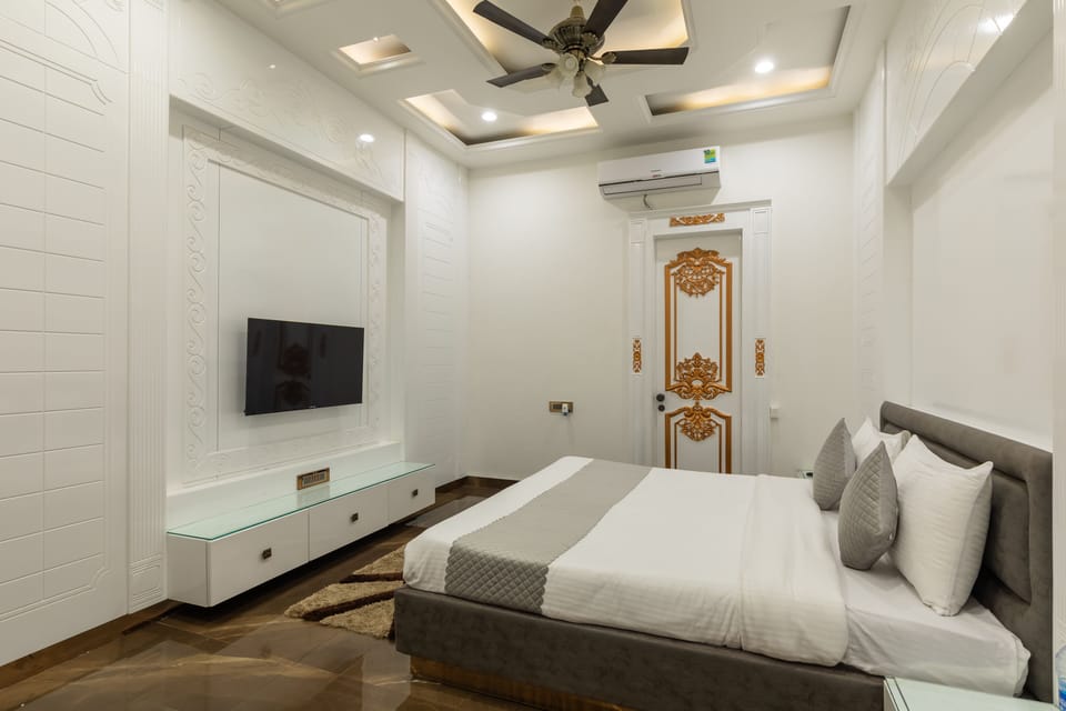 Premium Double Room | Laptop workspace, soundproofing, WiFi (free), individually furnished