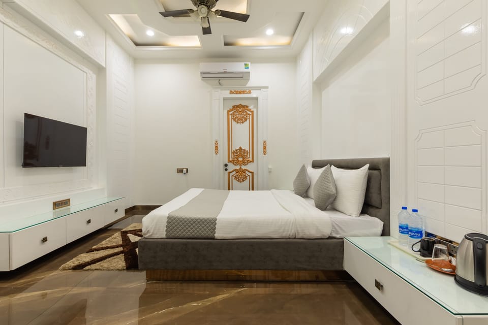 Premium Double Room | Laptop workspace, soundproofing, WiFi (free), individually furnished