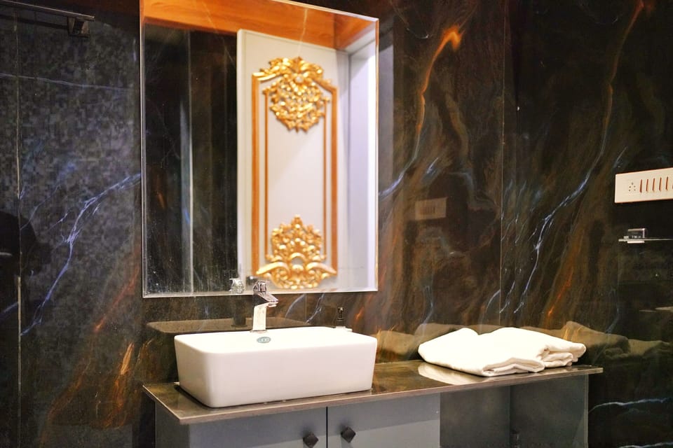 Deluxe Double Room | Bathroom | Shower, rainfall showerhead, bidet, towels