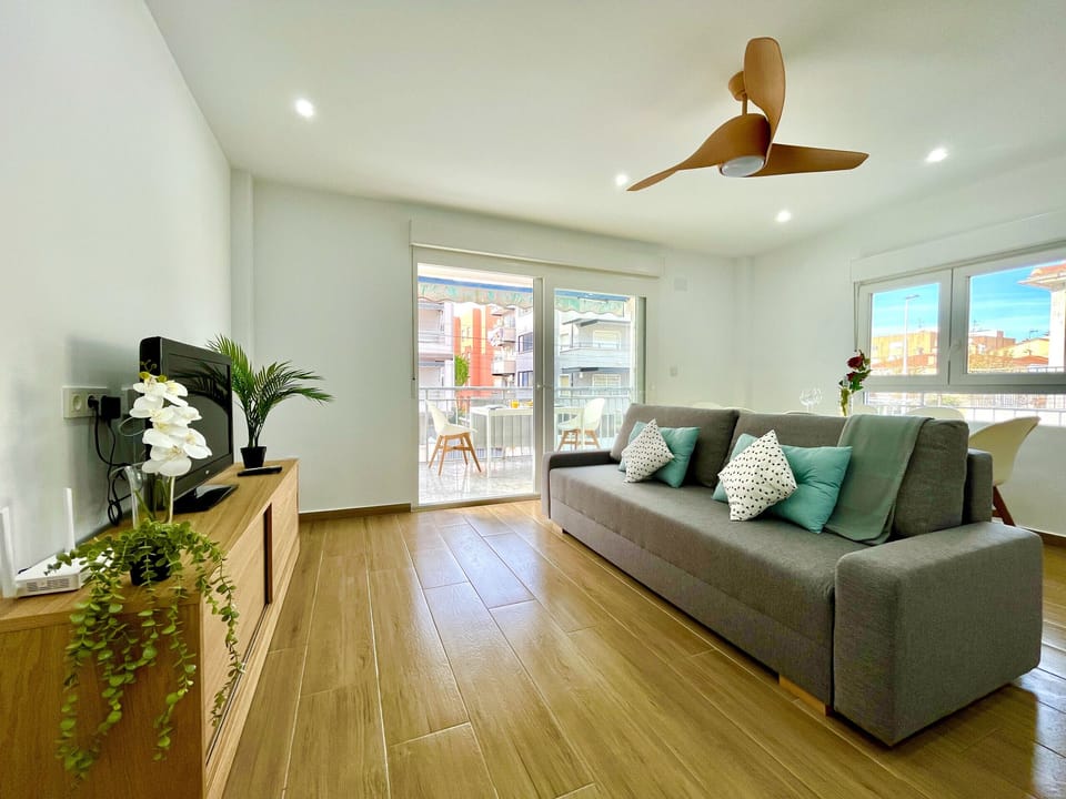 Spacious living-dining room, ideal for meetings and meals, with access to the terrace to enjoy the fresh air. Equipped with a ceiling fan for your comfort.