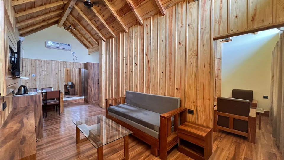 Family Studio Suite | Desk, free WiFi