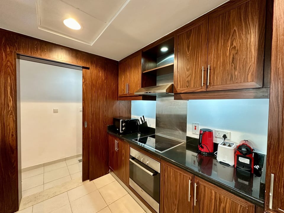 Signature Apartment | Private kitchen | Full-size fridge, microwave, oven, stovetop