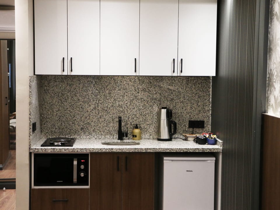 Grand Studio Suite | Private kitchen | Electric kettle