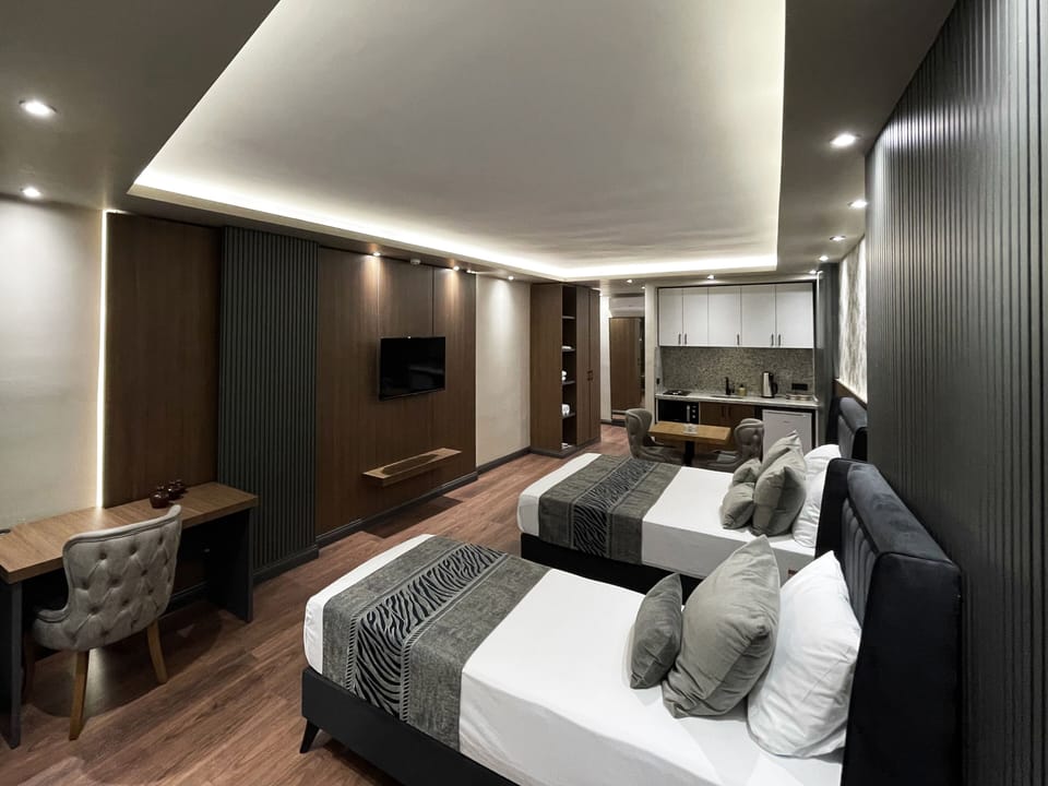 Grand Studio Suite | Minibar, desk, laptop workspace, soundproofing