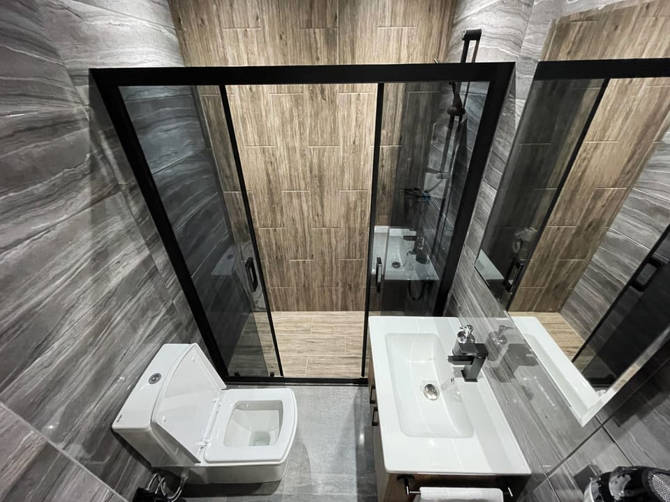 Family Room | Bathroom | Free toiletries, hair dryer, slippers