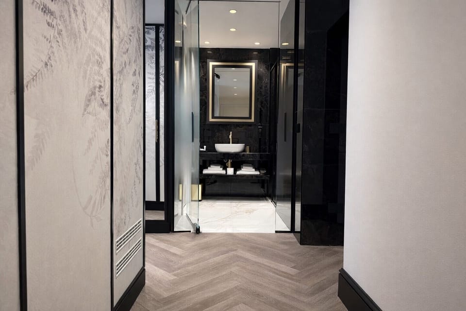 Luxury Suite | Bathroom | Shower, rainfall showerhead, hair dryer, bidet