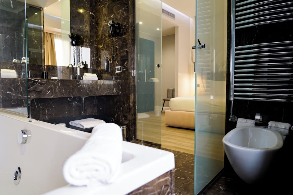 Comfort Double Room | Bathroom | Shower, rainfall showerhead, hair dryer, bidet
